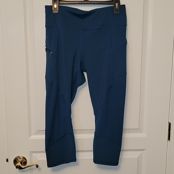 Athleta Mesh Contender Capris - Picture 2 of 7